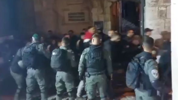 В Иерусалиме снова произошли столкновения между израильской полицией и верующими мусульманами (видео)